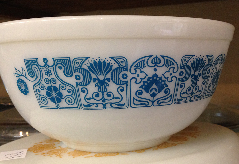 Vintage Pyrex bowl with floral design - Art Inspiration